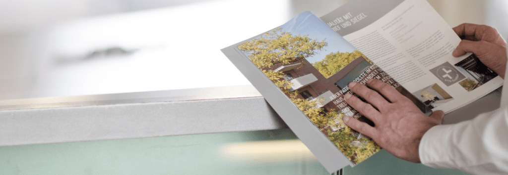 Arzt liest im Klinikmagazin